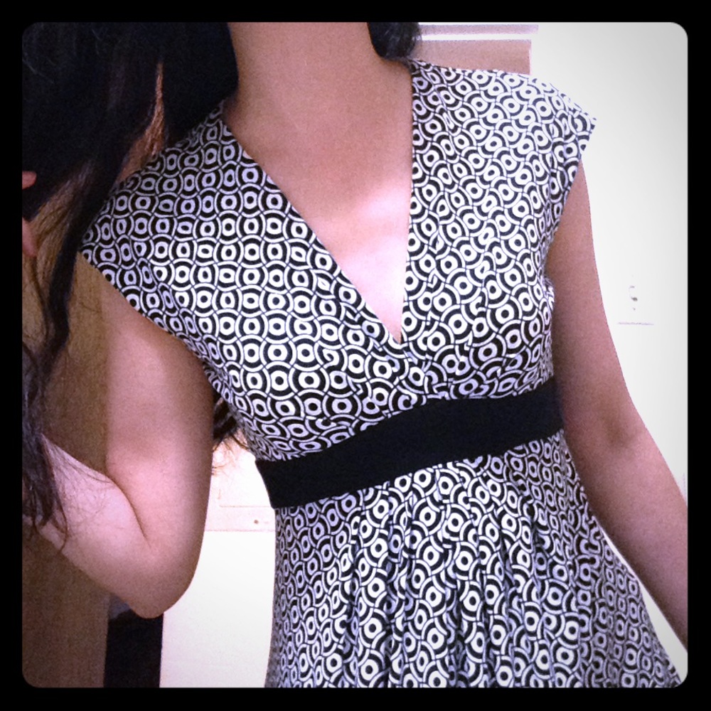 Maggy London Black & White Coin Dress, size 6 - Picture 2 of 3